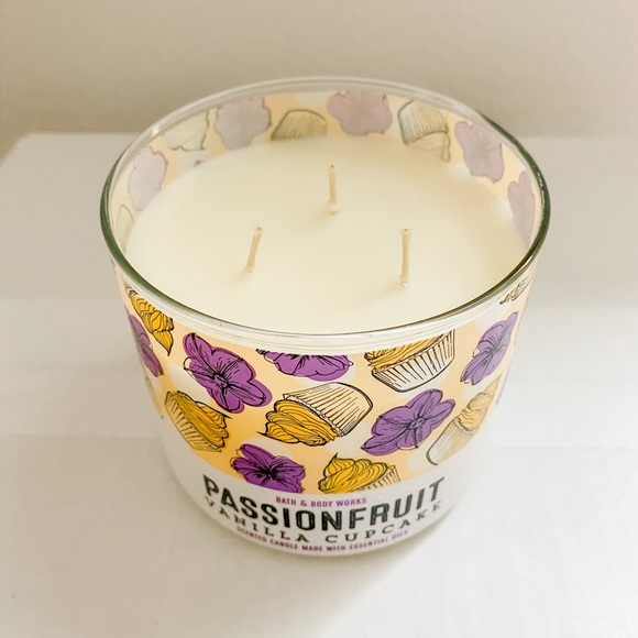 BBW passionfruit vanilla cupcake 3 wick candle - Picture 2 of 3